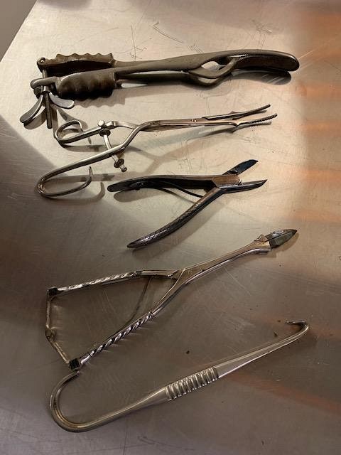 5 torture instruments